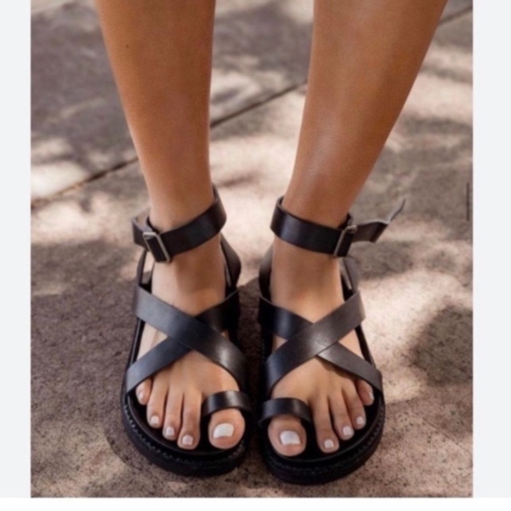 NWOT! LIBERTE BRONTE Genuine Leather Stylish Black Sandals.